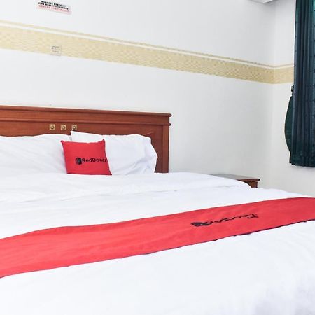 RedDoorz near Lenmarc Mall Surabaya Pradahkalikendal Dış mekan fotoğraf