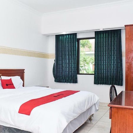 RedDoorz near Lenmarc Mall Surabaya Pradahkalikendal Dış mekan fotoğraf