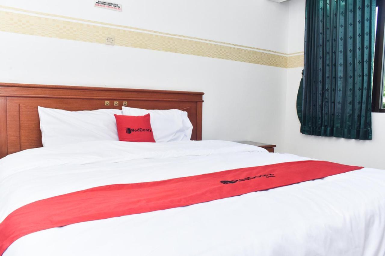 RedDoorz near Lenmarc Mall Surabaya Pradahkalikendal Dış mekan fotoğraf