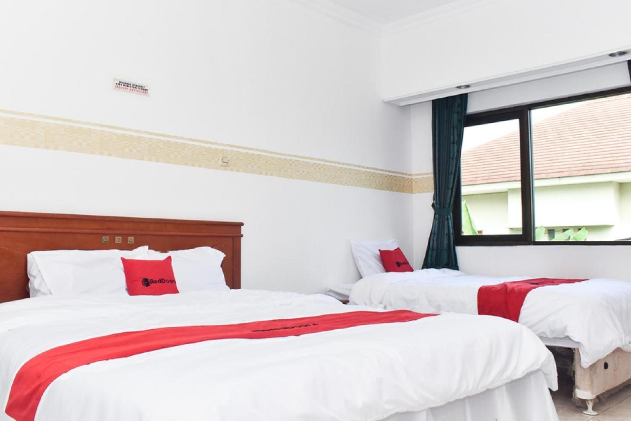 RedDoorz near Lenmarc Mall Surabaya Pradahkalikendal Dış mekan fotoğraf