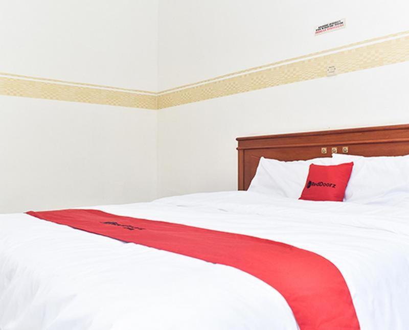 RedDoorz near Lenmarc Mall Surabaya Pradahkalikendal Oda fotoğraf