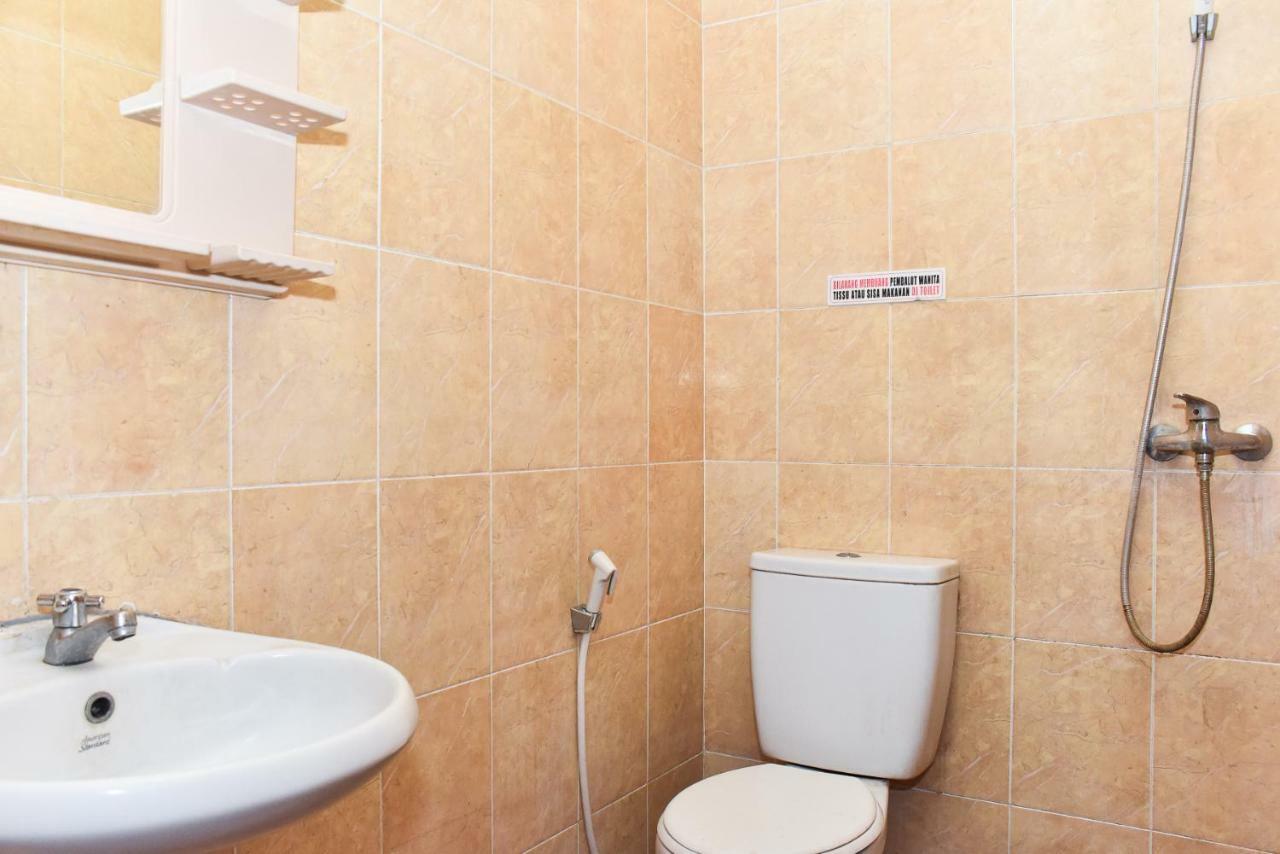 RedDoorz near Lenmarc Mall Surabaya Pradahkalikendal Dış mekan fotoğraf