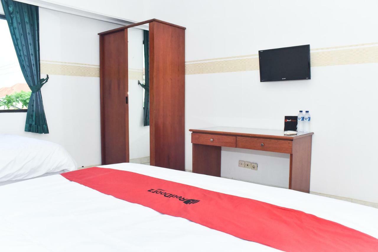 RedDoorz near Lenmarc Mall Surabaya Pradahkalikendal Dış mekan fotoğraf