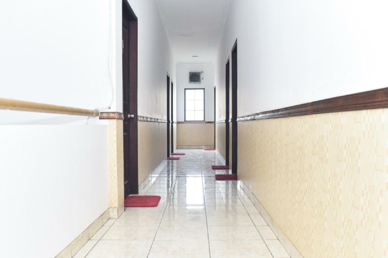 RedDoorz near Lenmarc Mall Surabaya Pradahkalikendal Dış mekan fotoğraf