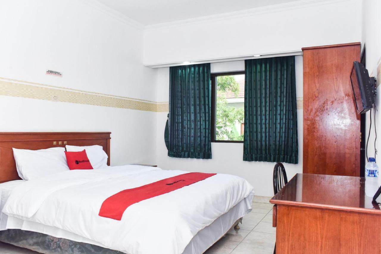RedDoorz near Lenmarc Mall Surabaya Pradahkalikendal Dış mekan fotoğraf